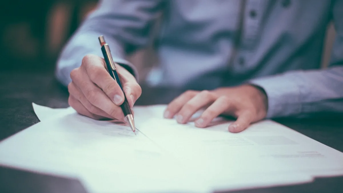 Tangan menulis brief proyek di atas kertas dengan pulpen